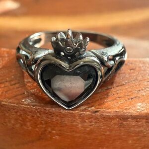 Elegant Black Heart Crown Ring